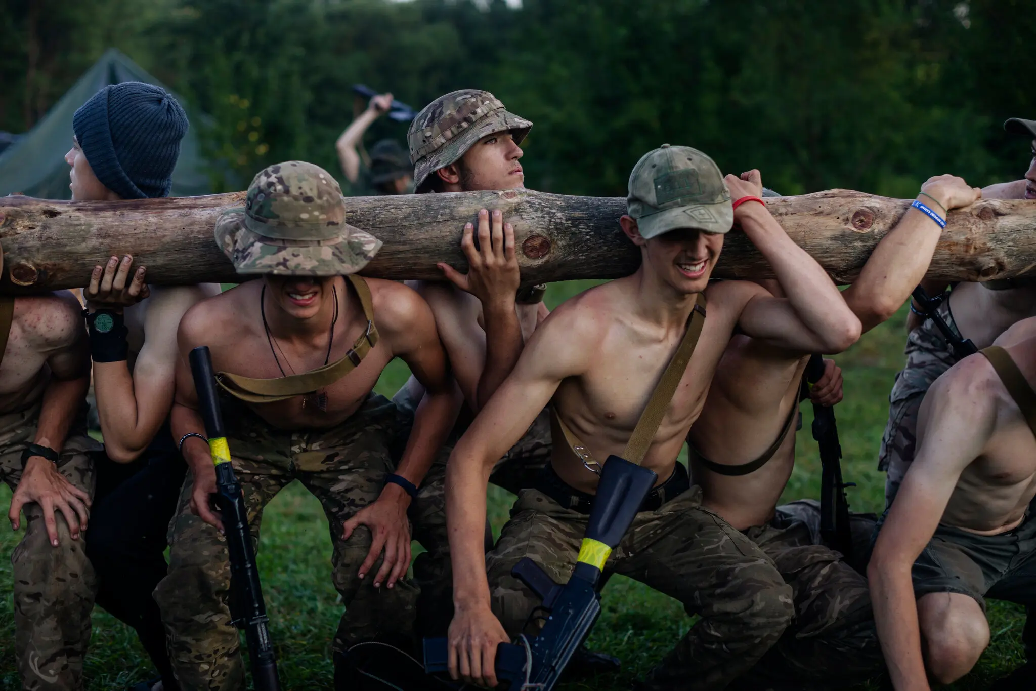 Літні табори в лісах України: Походи, перша допомога та військова підготовка